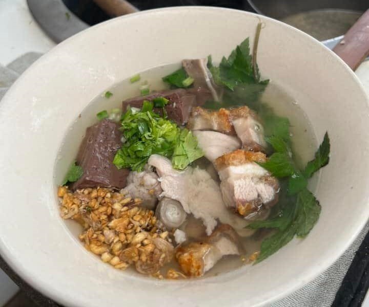 เกาเหลาเลือดหมู-โจ๊กรสเด็ด เฮียตือ (Kaolao - Joke Hia Tue) 35,990 บาท