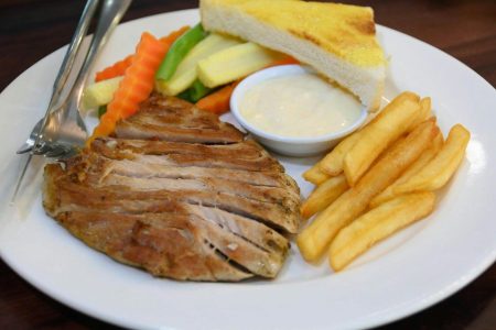 ชาลี สเต็กส์ (CHARLIE’S STEAK) 19,000 บาท